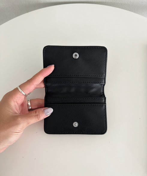 ギャザーデザインコンパクトカードケース | MD6253047 | ブラック