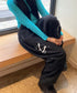 MUCENT(ムセント)/ユニセックス ワイド ルーズ ロゴ ジョガー スウェットパンツ/DIVISION WIDE SWEAT JOGGER PANTS | AT2253086 | ブラック