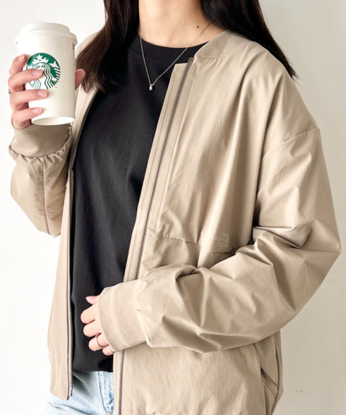 THE NORTH FACE(ザ・ノースフェイス)/軽量 ワンポイントロゴ ジャケット ノーカラーブルゾン/M'S STUD BOMBER | IM2253078 | ダークベージュ