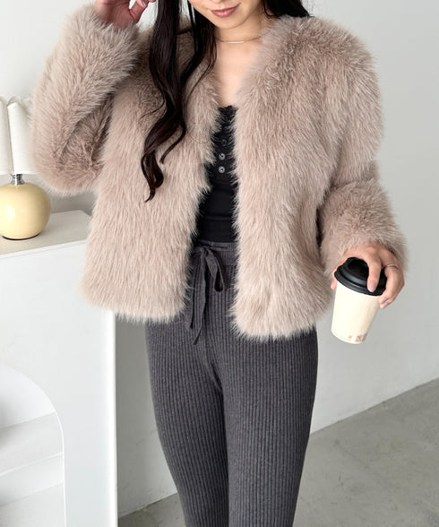 ノーカラーショート丈フェイクファージャケット | CL2256058 | グレイッシュベージュ