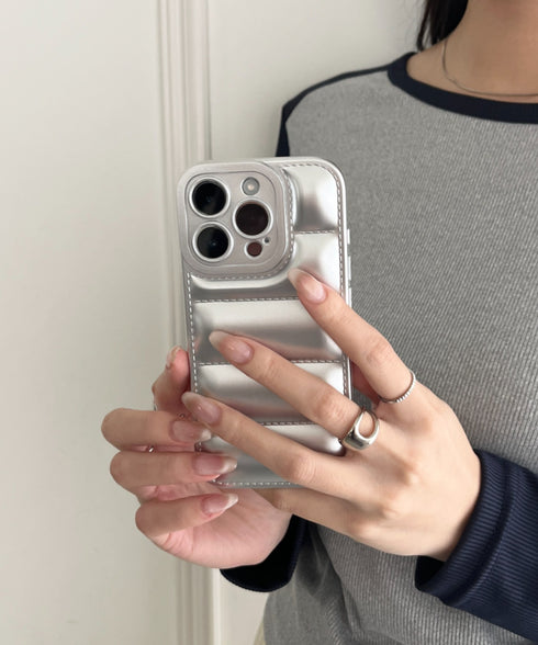 【iPhone13~iPhone16対応】ダウン風デザインスマホケース | WR6256051 | シルバー