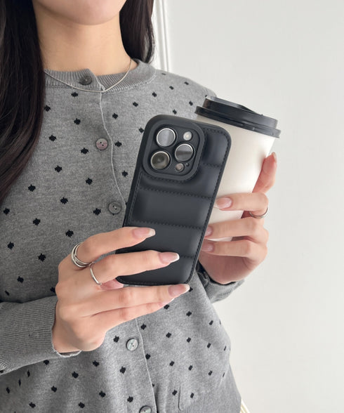 【iPhone13~iPhone16対応】ダウン風デザインスマホケース | WR6256051 | ブラック