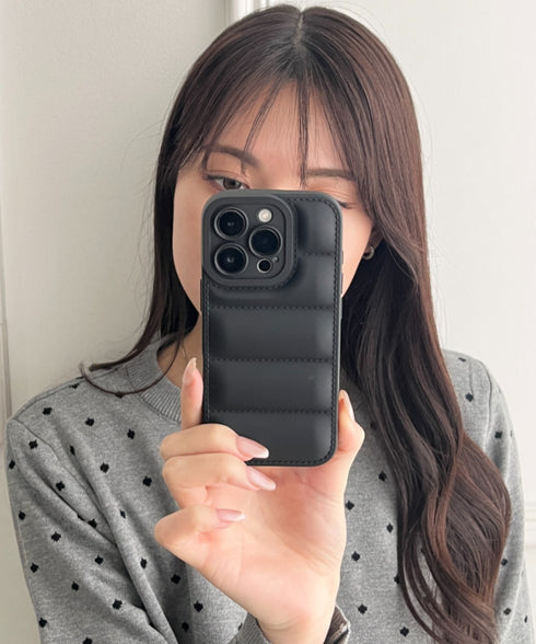 【iPhone13~iPhone16対応】ダウン風デザインスマホケース | WR6256051 | ブラック