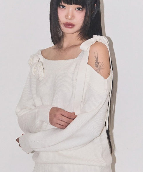 ILLIGO(イリゴ)/ブローチ付き オフショルダー ニット プルオーバー/BLOOM BOW OFF-SHOULDER KNIT | AT2254025 | アイボリー