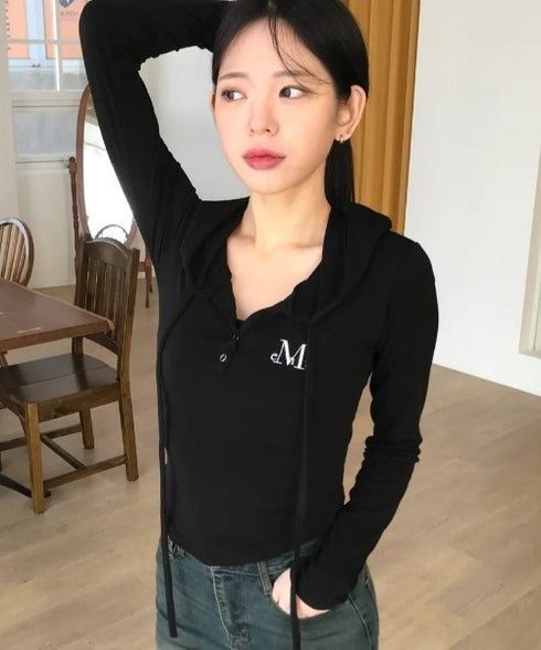 MUCENT(ムセント)/スナップボタン スリム フィット フード Tシャツ/RUEN SIGNATURE SLIM HOOD T | AT2254057 | ブラック