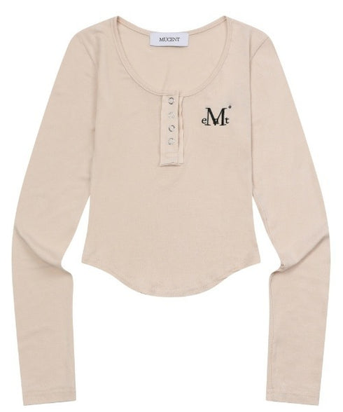 MUCENT(ムセント)/Uネック 裾ラウンド スナップボタン カットソー/HARING SIGNATURE LOGO SNAP BUTTON U NECK T | AT2254058 | ベージュ