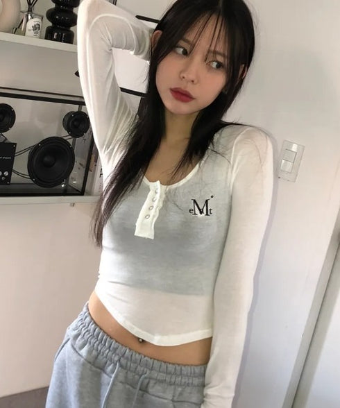 MUCENT(ムセント)/Uネック 裾ラウンド スナップボタン カットソー/HARING SIGNATURE LOGO SNAP BUTTON U NECK T | AT2254058 | ホワイト