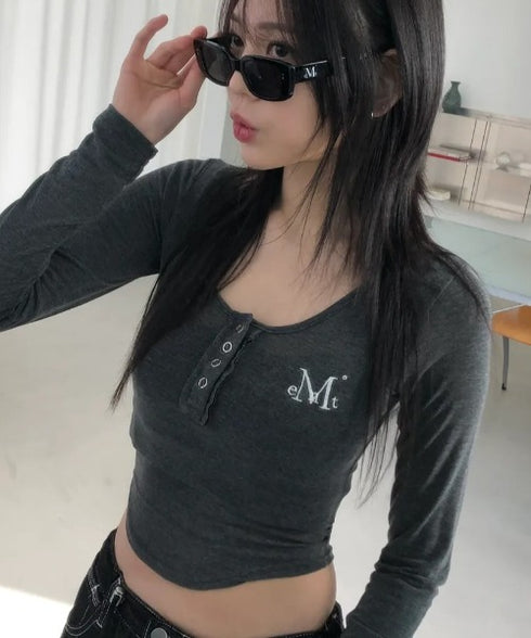 MUCENT(ムセント)/Uネック 裾ラウンド スナップボタン カットソー/HARING SIGNATURE LOGO SNAP BUTTON U NECK T | AT2254058 | チャコールグレー