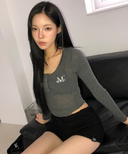 MUCENT(ムセント)/Uネック 裾ラウンド スナップボタン カットソー/HARING SIGNATURE LOGO SNAP BUTTON U NECK T | AT2254058 | チャコールグレー