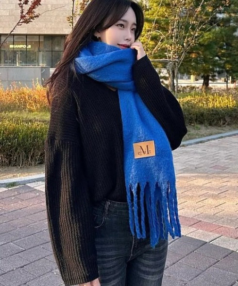 MUCENT(ムセント)/ボリューム フリンジ マフラー ロゴパッチ付き/SIGNATURE MUFFLER | AT6254043 | ブルー