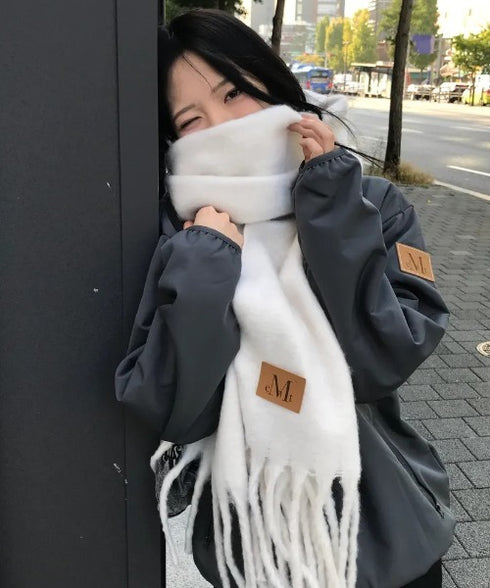 MUCENT(ムセント)/ボリューム フリンジ マフラー ロゴパッチ付き/SIGNATURE MUFFLER | AT6254043 | アイボリー