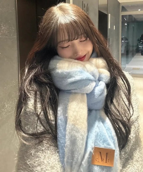 MUCENT(ムセント)/ボリューム フリンジ マフラー ロゴパッチ付き/SIGNATURE MUFFLER | AT6254043 | ブルー系その他