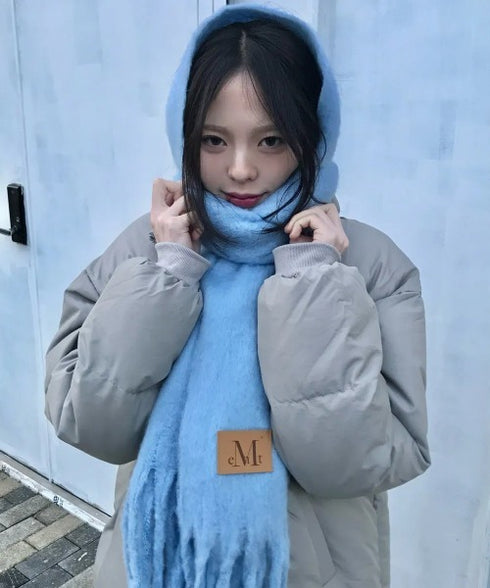 MUCENT(ムセント)/ボリューム フリンジ マフラー ロゴパッチ付き/SIGNATURE MUFFLER | AT6254043 | ライトブルー