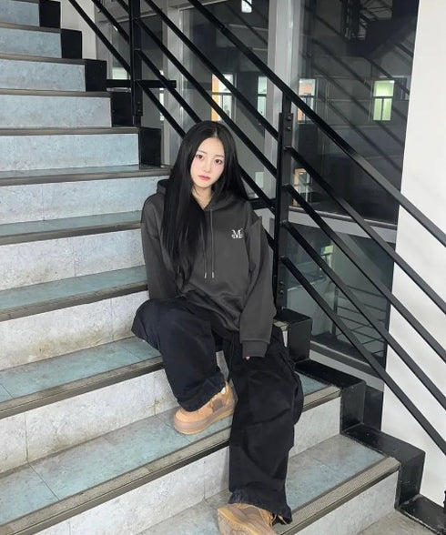 MUCENT(ムセント)/ロゴ刺繍 ベーシック フーディ パーカー/SIGNATURE BASIC LOGO HOOD T | AT2254044 | チャコールグレー