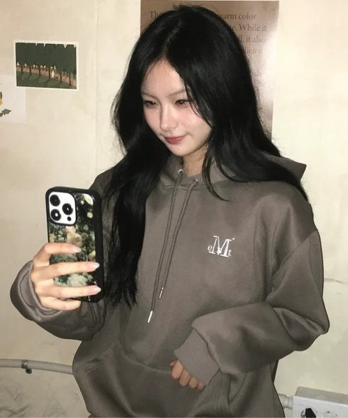 MUCENT(ムセント)/ロゴ刺繍 ベーシック フーディ パーカー/SIGNATURE BASIC LOGO HOOD T | AT2254044 | モカ