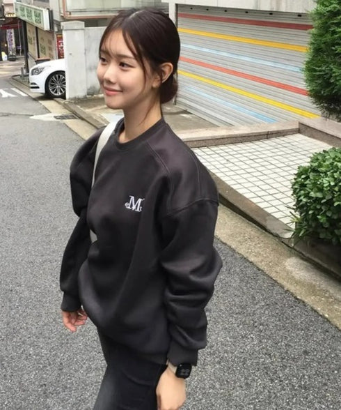 MUCENT(ムセント)/ロゴ刺繍 ベーシック プルオーバー スウェット/SIGNATURE BASIC LOGO MTM | AT2254046 | チャコールグレー